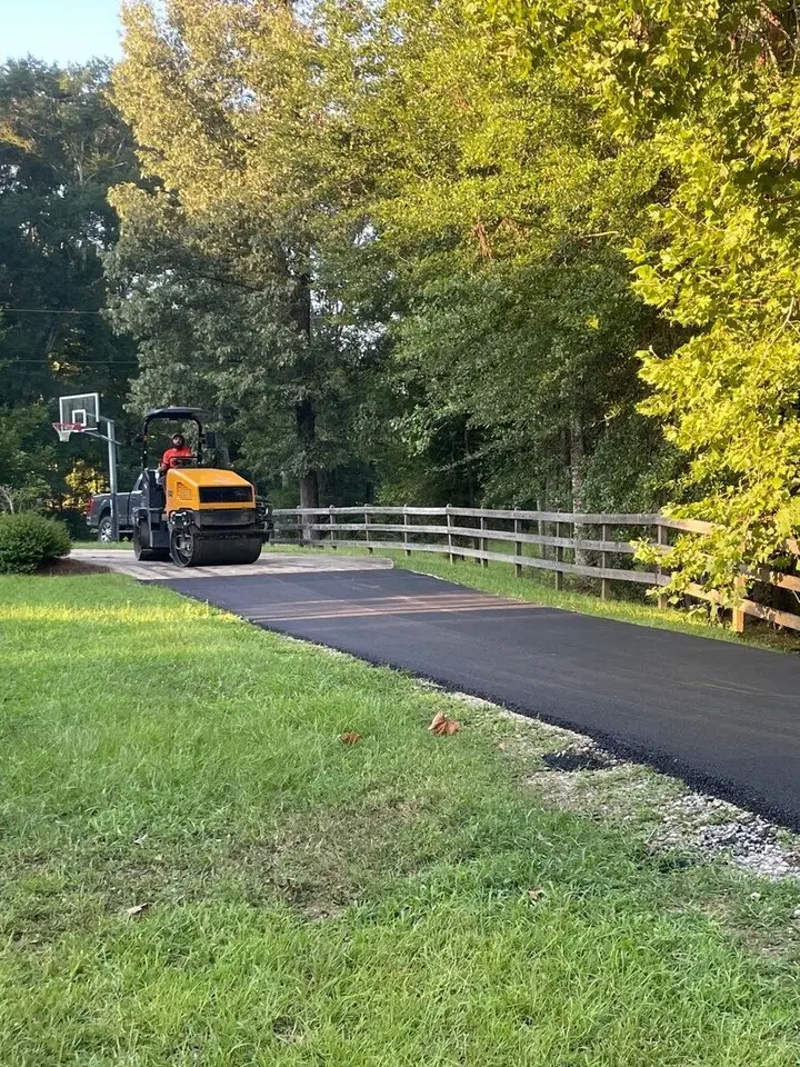Asphalt Driveways in Mississippi: fresh blacktop by PavePro